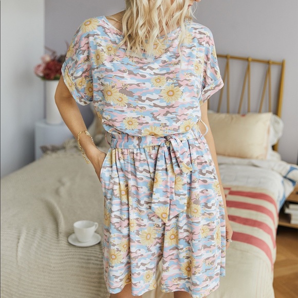 🌼🆕Floral Short Sleeve Romper with Pockets - Picture 4 of 7